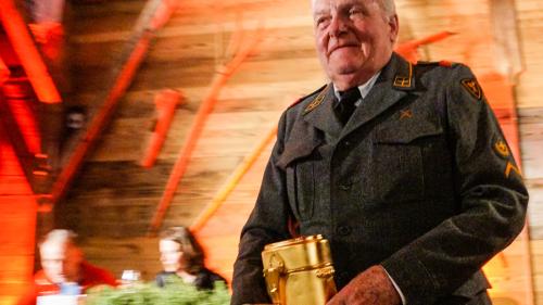 Der ehemalige Militärküchenchef Felix Schlatter erzählte an der Table d'hôte Anekdoten aus seiner Aktivzeit. Foto: Jon Duschletta