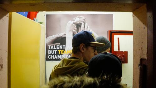 Die Jugendlichen der La Plaiv-Gemeinden haben seit Samstag einen eigenen Jugendraum in Zuoz. Foto: Jon Duschletta