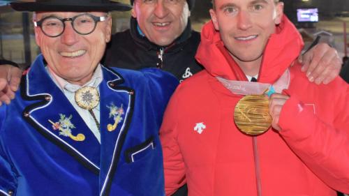 Viel Grund zur Freude bei der Engadiner Delegation in Pyeonchang: v.l.n.r.: Not Carl, Marco Müller und der Ardezer Goldmedaillengewinner im Snowboard Parallelslalom, Nevin Galmarini. Foto: z.Vfg Not Carl