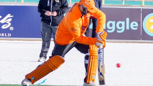 Die «Royals» gewinnen in St. Moritz das erste Ice Cricket auf Schnee. Foto: Jon Duschletta