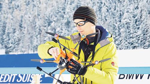 Geo-Grischa Geschäftsführer Bernd Hartmann spürt mittels Drohne und Wärmebildkamera Temperaturdifferenzen an der Oberfläche des Geläufs auf. Das erlaubt Rückschlüsse auf Problemzonen im Schneeaufbau. (Foto: Jon Duschletta)