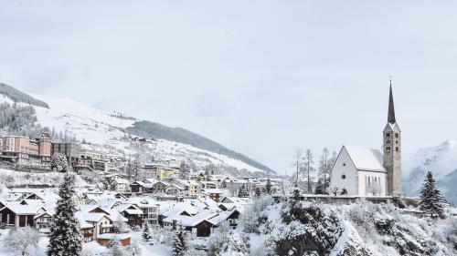 Daspö la fusiun dals cumüns da Guarda fin Sent al cumün da Scuol sun passats uossa trais ons. In quels trais ons es il cumün stat confruntà culla situaziun difficila pel turissem. (fotografia: Muriel Wolfisberg)