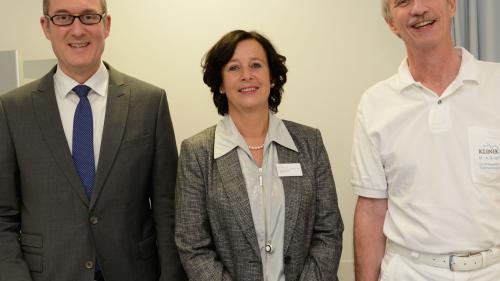 Foto: Regierungsrat Christian Rathgeb, Klinik-CEO Anke Senne und der Delegierte des Verwaltungsrates, Adrian Urfer. Foto: Reto Stifel