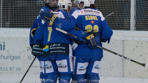 Die St. Moritzer freuen sich über das 1:0. Foto: Reto Stifel