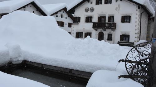 Sco quist bügl a Scuol es statta isolada l’Engiadina Bassa e la Val Müstair da las naiveras dals ultims dis (fotografia: Muriel Wolfisberg).