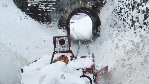 La plövgia ha rendü la naiv frais-cha fich pesanta, dafatta pels uschè nomnats tractors da la Retica culs farguns. (fotografia: Viafier retica)