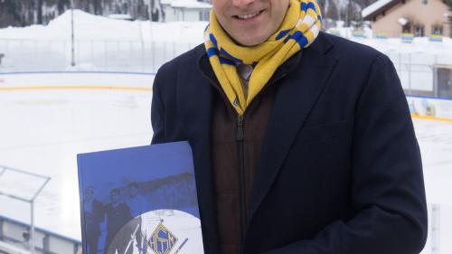 Der Präsident des EHC St. Moritz, Gian Reto Staub, präsentiert das Jubiläumsbuch. Foto: Reto Stifel