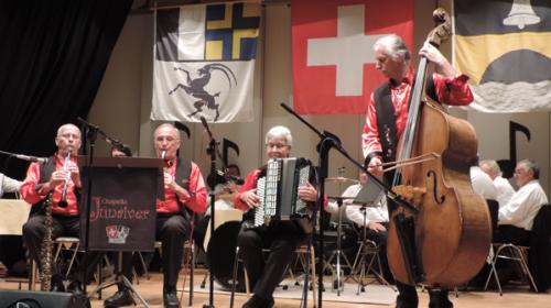 Die Unterengadiner Chapella Jünaiver spielte zum Abschluss des offiziellen Konzertteils Schottisch, Fox, Walzer, Mazurka und Polka. Foto: Claudio Chiogna