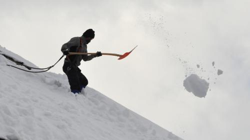 Ohne Sicherung geht gar nichts: Präventive Schneeräumung auf Dachflächen ist höchst gefährlich und sollte nur von Profis ausgeführt werden. Foto: Marie-Claire Jur