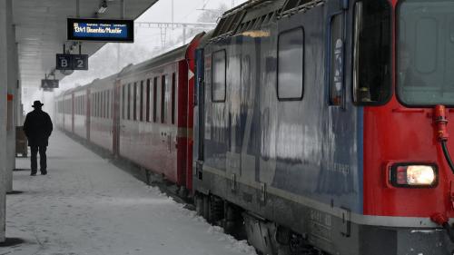 Ils turistikers racumandan da viagiar dürant il WEF cul tren per evitar impedimaints sülla via dal Partens (fotografia: Nicolo Bass).