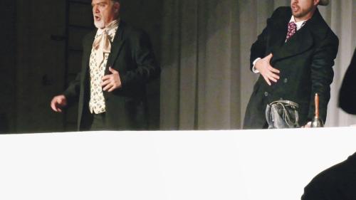 Szene aus der Oper (von links): Der Apotheker (Armin Caduff) und Enrico als Greis (Flurin Caduff). (Foto: mg)