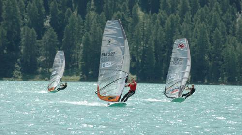 Ob im Luv oder Lee – das Windsurfen erlebt wieder einen Aufschwung. Foto: Archivfoto