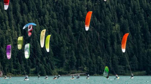 Kitefoiler auf dem Silvaplanersee in voller Aktion / Foto Marc von Swoll