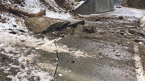 Üna bouda cun raduond 100 meters cubic crappa ha donnagià in lündeschdi la via chantunala tanter Martina e’l cunfin. (fotografia: Uffizi da construcziun bassa)