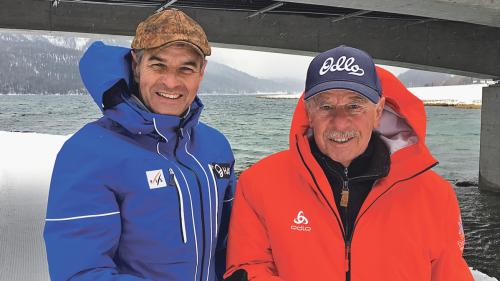 Hans Diethelm (rechts, hier bei der Surlej-Brücke) will den Langlaufsport in Silvaplana wieder voranbringen und findet Unterstützung im FIS-Marketing-Direktor Jürg Capol. (Foto: z. Vfg)