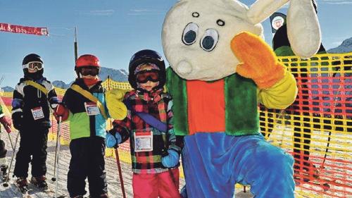  Las uras per uffants in classas d’eiran eir dürant ils dis da festa bain frequentadas. Uffants e magistras e magisters da skis han giodü las bunas relaziuns sülla Motta Naluns. (fotografias: Mario Curti)