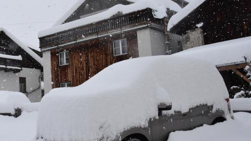 Il cumün da Scuol s’ha zoppà suot ün bindel alb da naiv. (Foto: Muriel Wolfisberg)