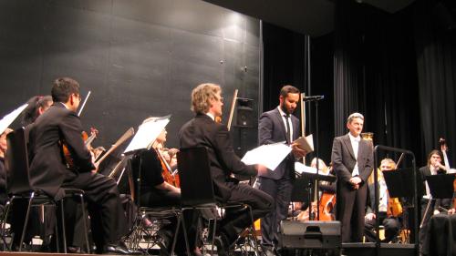 Am vergangenen Mittwoch konzertierte die Kammerphilharmonie Graubünden unter der Leitung von Johannes Schlaefli mit dem romanischen Sänger/Songwriter Mario Pacchioli. (Foto: Esther Mottini)