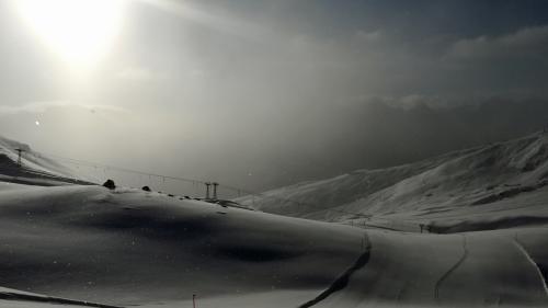 La naiv qua sün Motta Naluns fa plaschair da tour nanpro ils skis (fotografia: Andri Poo).