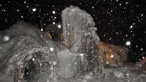 Das verschneite Eisstupadorf bei Hotel und Bahnstation Morteratsch ist nachts beleuchtet. (Foto: Katharina von Salis)