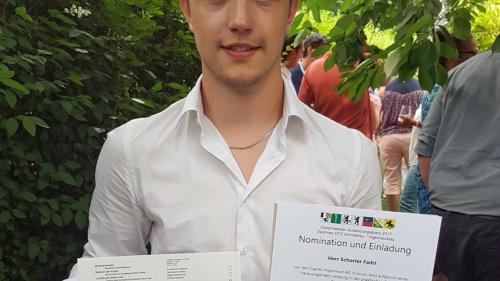 Fadri Schorta da Zernez muossa cun superbgia ils diploms ragiunts pro l’examen da giarsunadi (fotografia: mad).