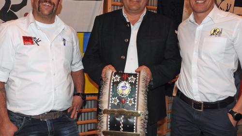 Achmed Etter, Präsident des Schwingerclubs Engadin (von links), Linard Godly, OK-Vizepräsident des BüGla 2017 und Jürg Etter, Verbandspräsident, übergaben die BüGla-Glocke an den nächsten Austragungsort (Foto: Nicolo Bass).