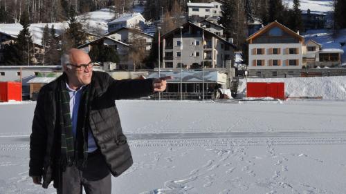 Anwalt Nuot Saratz, ehemaliger Bürgergemeindepräsident von Pontresina bei der Orientierung der Medienvertreter.