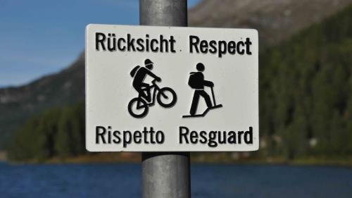 Dieses Schild am Silvaplanersee genügt offenbar nicht