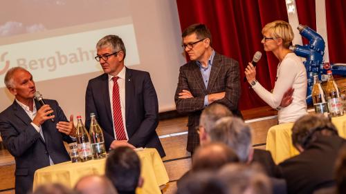 Das Podium (von links): Peter Engler, CEO Lenzerheide Bergbahnen, Regierungsrat Jon Domenic Parolini und Hotelier Kurt Baumgartner diskutierte die Zukunft des Wintertourismus in Graubünden. Foto: Dani Ammann/BBGR