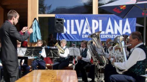 Die Musikgesellschaft Silvaplana spielt auf. Foto: Katharina von Salis