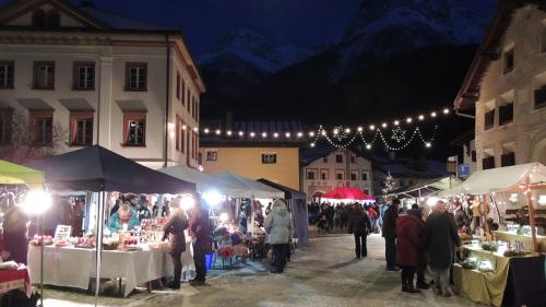 Üna trentina da stands iglüminats, tanter oter eir da la clerglüna, han pisserà in sonda per ün’atmosfera da Nadal a Scuol (fotografia: Benedict Stecher).