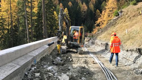 Ingon ha l’Uffizi da construcziun bassa fabrichà quatter mürs da sustegn da la vart suot da la via tanter Ardez e Ftan (fotografia: Uffizi da construcziun bassa).