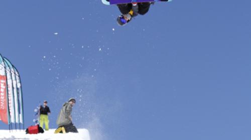 Die grosse Höhe der Halfpipe von 22 Fuss ermöglicht es den Fahrern, hoch zu springen und Tricks wie zum Beispiel Double Corks zu üben, bei denen man viel Höhe und Zeit braucht, um sie auszuüben.     Fotos: Patrick Koller Der «Bagjump» ist ein grossflächig