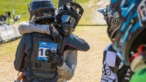 Das Ergebnis von harter Arbeit und vielem Training: die Gratulationen im Ziel nach einem erfolgreichen Rennen. Foto: z. Vfg