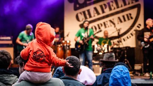 Das älteste Open Air Graubündens hat sein Festivalkonzept schon früh auf Familien ausgerichtet. Jung und Alt scheinen dies zu schätzen. Foto: Jon Duschletta