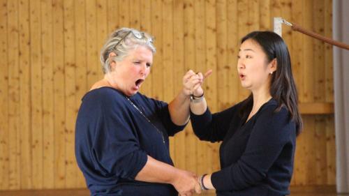 Die Gesangsdozentin, Kirsten Schrötteldreier (links) leitet ihre Schützlinge an, die Rollen nicht nur zu singen, sondern mit ihnen eins zu werden. Foto: Stefanie Wick Widmer