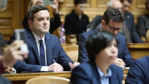 Sichtlich enttäuscht nimmt Jon Pult das Wahlresultat entgegen. Foto: Parlamentsdienste/Franca Pedrazzetti