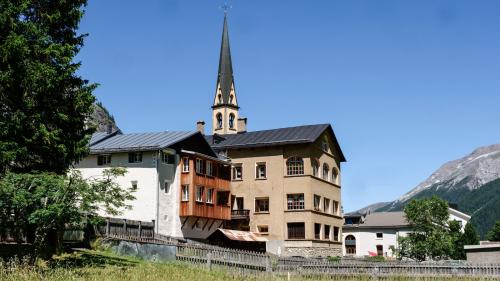 Der Architekturmix in S-chanf zeugt von einer wechselhaften Entwicklungsgeschichte. Foto: Jon Duschletta