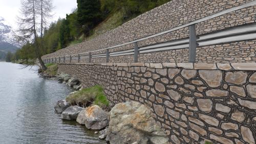Mit diesen Wandmauern aus Stahlbeton ist das Bundesamt für Raumentwicklung nicht einverstanden. Visualisierung: Tiefbauamt Graubünden