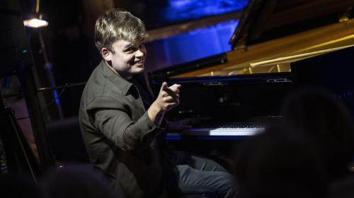 Jesús Molina möchte seine Freude an der Musik mit der Zuhörerschaft teilen. Foto: Mayk Wendt/Festival da Jazz