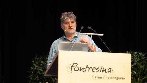 2024 legte Remo Püntener mit der Stiftung zur Förderung der Berufsbildung Inavaunt und zusammen mit der Gemeinde und der Berufsschule Samedan den Grundstein für eine nun überregionale Berufsbildungsstrategie. Foto: Jon Duschletta