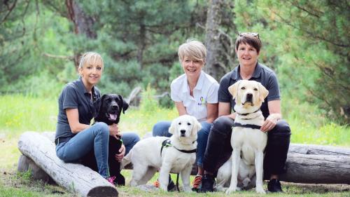 Die Präsidentin von «EpiDogs for Kids», Madlaina Blapp-Franziscus (rechts), ist im Engadin aufgewachsen und organisiert jedes Jahr ein Wochenendseminar des Vereins im Tal. Foto: z. Vfg