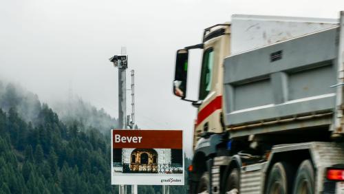 Solche LSVA III-Messstationen stehen in Bever (im Bild), in Punt Muragl bei Samedan, am Zoll La Drossa bei Zernez und Mesocco. Foto: Jon Duschletta