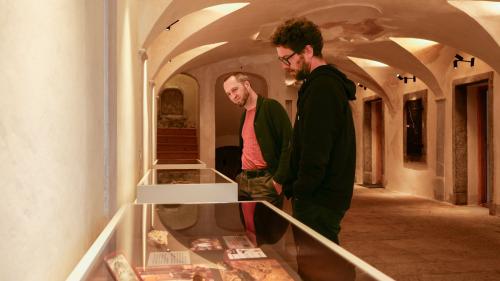 Ausstellungskurator Mathias Gredig (rechts) begutachtet mit Kurt Gritsch die drei Schaukästen der aktuellen Ausstellung «Achtung Kaninchen». Foto: Jon Duschletta