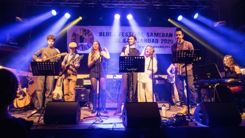 In der Tradition der Nachwuchsförderung durfte die Schulband des Lyceums Alpinum Zuoz den Samstagabend musikalisch einläuten. Im Verlauf ihres Konzerts wurden sie von Mitgliedern der Band «Swing over the Pop» unterstützt. Foto: Jon Duschletta