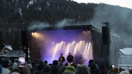Lo & Leduc bei ihrem Konzert im Rahmen der Marathonwoche in Pontresina letzten Freitag. Nebst einigen neuen Songs spielten sie auch viele Hits aus dem vergangenen Jahrzehnt. Foto: Engadin Skimarathon/Fabian Gattlen