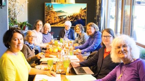 Die Schreibgruppe: Monika Mettler in Gelb, dann im Uhrzeigersinn Cordelia Fankhauser, Silke Hössle, Irmengard Saller, Ulli Hager, Romana Ganzoni, Georg Mayer, Barbara Schmid, Heidi Niederhauser. Foto: Barbara Esther Siegrist