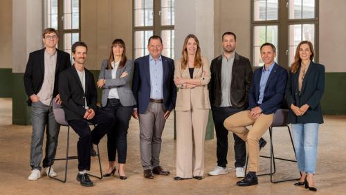 Il nouv team da direcziun RTR (da schnestra): Corsin Gadola, Tinet Gaudenz, Flurina Foppa, Valentin Schmed, Simona Caminada, directura, Flavio Bundi, Beat Lozza ed Anna Serarda Campell (fotografia: RTR).