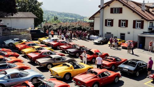 Glänzender Lack und eindrucksvolle Alpenkulisse: In Silvaplana versammeln sich im Juni seltene Ferrari-Dino-Klassiker Foto: Alberto Zeni