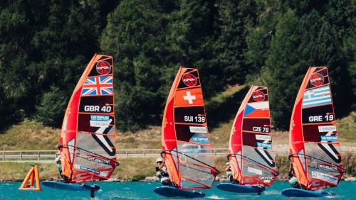 Die Faszination des Wassersports hat bis heute nichts von ihrer Attraktivität verloren. «Ova, vent, muntagnas» prägen das einzigartige Zusammenspiel  von Natur und Sport.				Foto: Engadinwind/Sailing Energy